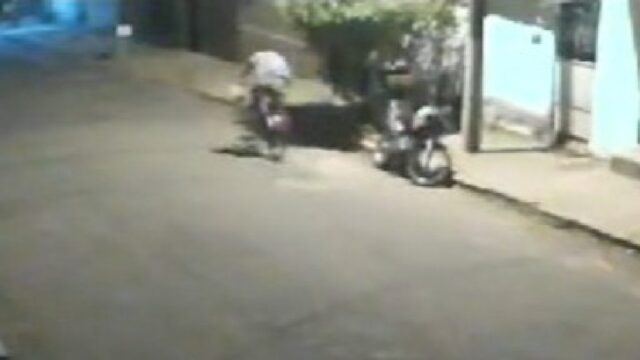 Câmera de segurança flagra homem furtando bicicleta no bairro das Américas em Catalão