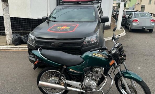 Em Catalão, jovem de 22 anos com passagens pelos crimes de roubo, porte ilegal de arma de fogo, tráfico de drogas e homicídio é preso por furto de moto