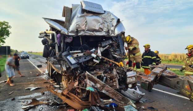 Morre caminhoneiro que bateu na traseira de outro caminhão na BR-050