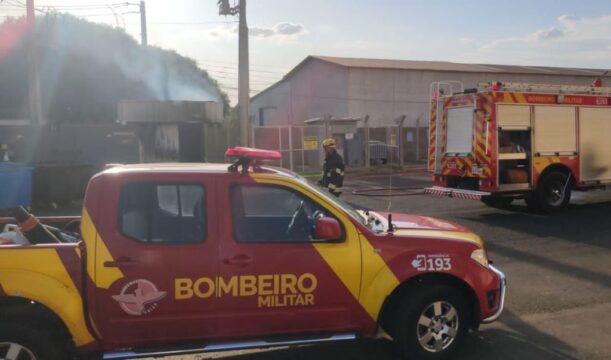 Corpo de Bombeiros atende ocorrência de incêndio em empresa no DIMIC, em Catalão