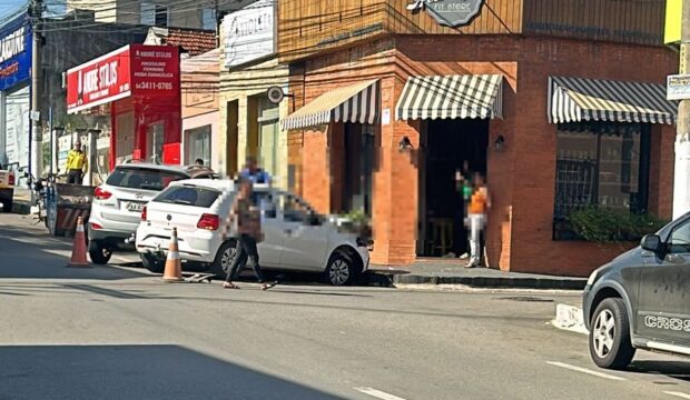 Automóvel não respeita sinal de "Pare" e colide contra outro veículo no Centro de Catalão