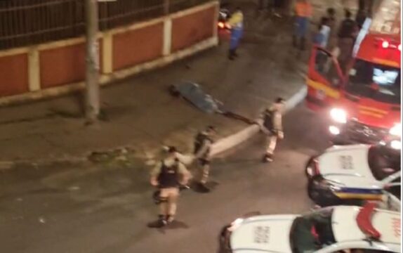 Adolescente em moto foge de abordagem da PM, bate em poste de semáforo e morre em Uberlândia