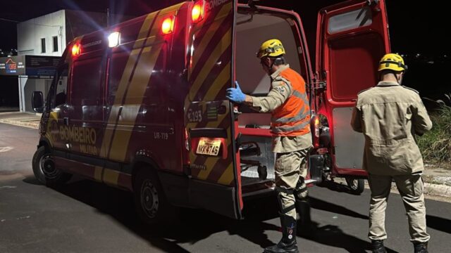 Entregador de delivery fica ferido após ser atropelado por automóvel no Bairro Parque Imperial, em Catalão