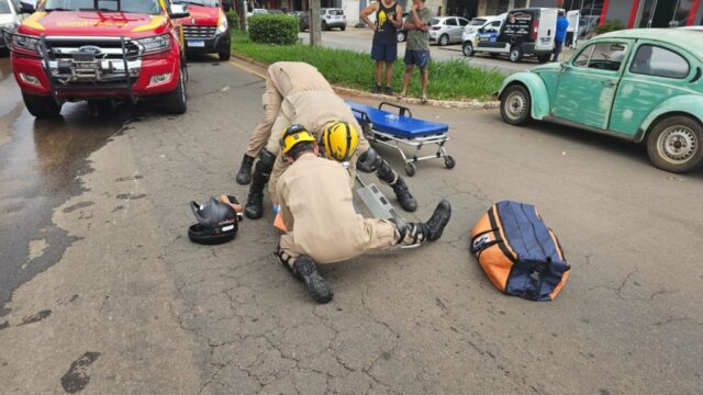 Acidente de trânsito: Colisão carro versus moto deixa motociclista com ferimentos, em Catalão