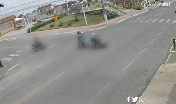 VÍDEO: Câmera de monitoramento registra exato momento em que há acidente de trânsito entre duas motocicletas na região central de Catalão
