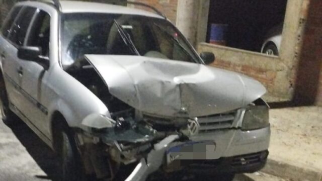 VÍDEO: Em estado de embriaguez, homem colide carro contra poste de iluminação pública em Catalão, diz polícia