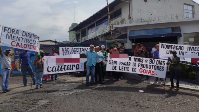 Produtores de leite de Catalão e região realizam manifestação em frente à Cooperativa de Uberlândia por pagamentos em atraso