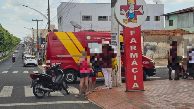 Duas pessoas ficam feridas após acidente envolvendo carros e moto, em Catalão