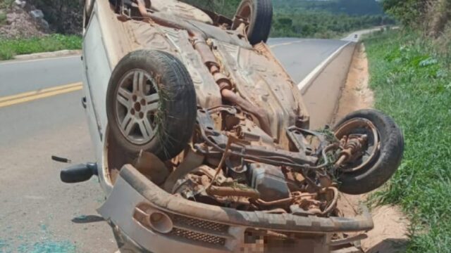 Colisão seguida de capotamento é registrada na GO-330, em Urutaí