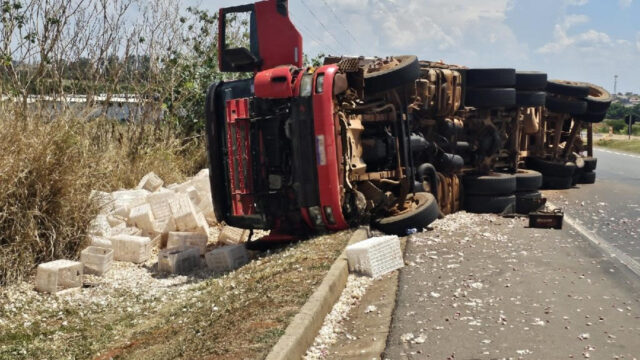 Acidente na BR-050: Motorista sai ileso após tombamento de carreta com carga de alho próximo a Catalão