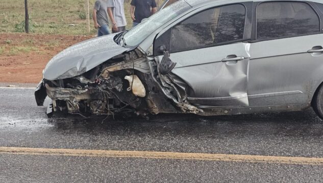 Colisão entre camionete e carro é registrada na GO-210, entre Catalão e Goiandira