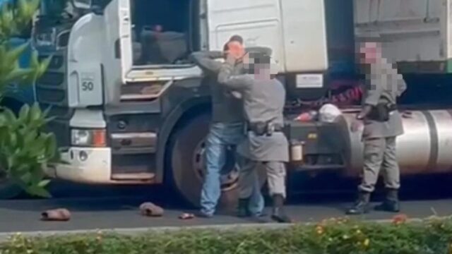 PM é filmado agredindo motorista de caminhão em Goiatuba