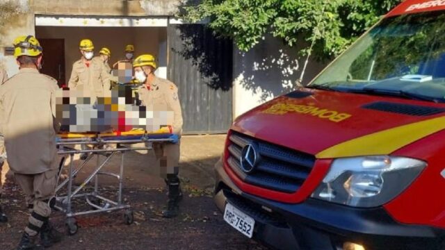 Trabalhadores ficam feridos após queda de 4 metros de altura, em Catalão