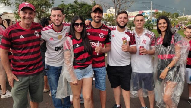 Torcida do Flamengo de Catalão marca presença e contribui para recorde de público no Estádio Parque do Sabiá durante jogo entre América-MG e Flamengo em Uberlândia; veja fotos do Zap Catalão