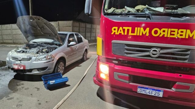 Motor de veículo pega fogo e chamas são controladas por equipe de bombeiros, em Catalão