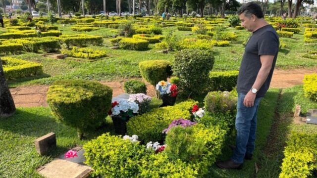 Fãs visitam túmulos de Leandro, Cristiano Araújo e Marília Mendonça no Dia de Finados, em Goiânia