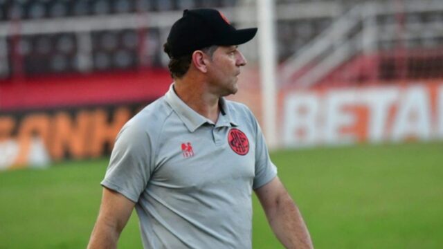Sem perder nenhum jogo e na liderança, Abecat demite treinador e já tem novo nome