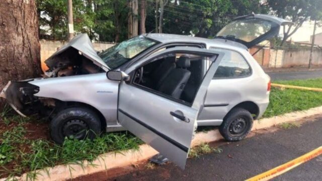 Motorista morre ao bater carro em árvore no Bairro Presidente Roosevelt, em Uberlândia