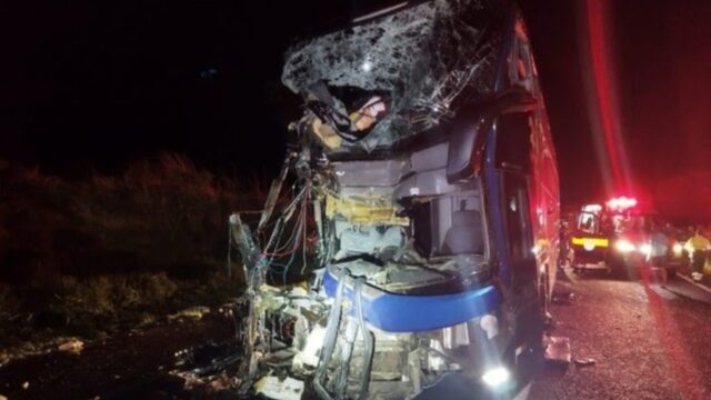 Ônibus que saiu de Trindade bate em caminhão carregado com xarope na BR-050 em Uberaba