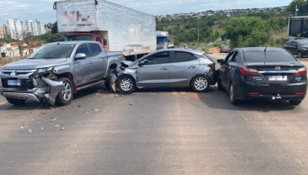 Acidente envolvendo três veículos é registrado em Caldas Novas