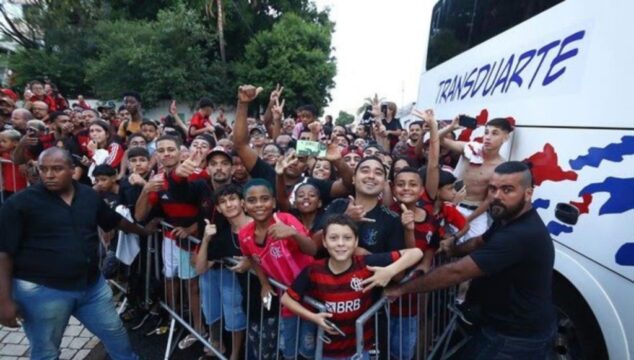 Equipe do Flamengo chega em ônibus da Transduarte de Catalão em Hotel; Time é recebido com festa em Uberlândia, e jogadores atendem torcida na porta do hotel