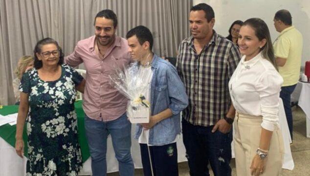 Governo de Goiás promove inclusão: Estudantes recebem dispositivos inovadores para deficientes visuais em evento com a presença do produtor de eventos Pedro Gravata