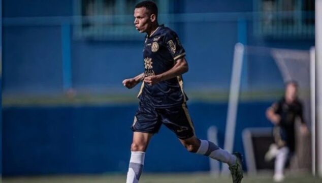 Jogador de futebol morre aos 22 anos em acidente após sair de aniversário, diz prefeitura