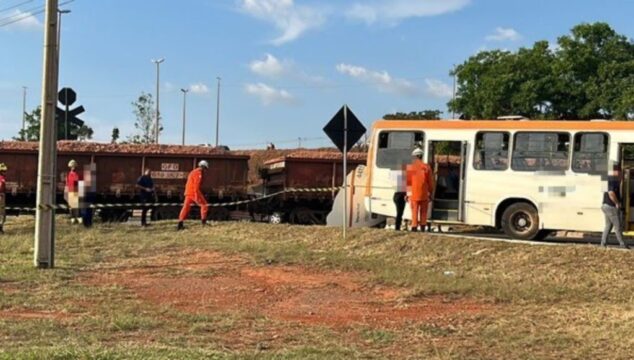 Acidente entre trem e ônibus deixa uma pessoa morta e cinco feridas no DF; Vídeo mostra momento da batida