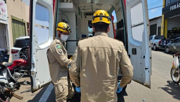 Mulher fica ferida em colisão entre carro e moto em Catalão