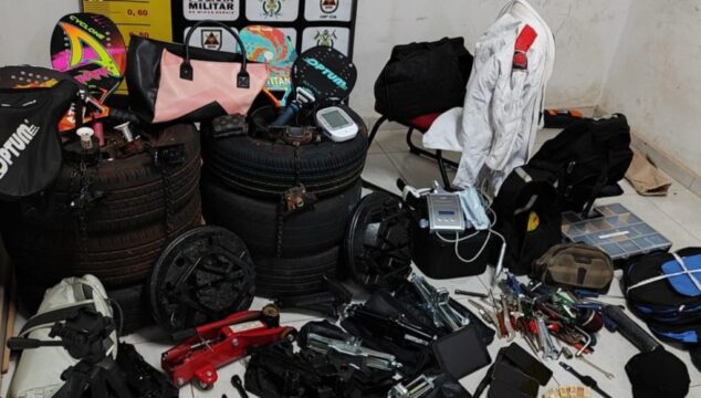 Com equipamento que impede que motoristas acionem alarme, dupla que furtava estepes e objetos de carros é presa em Uberlândia