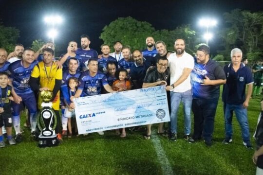 Meninos da Cmoc é o grande campeão do Campeonato de Futebol Society do Sindicato Metabase