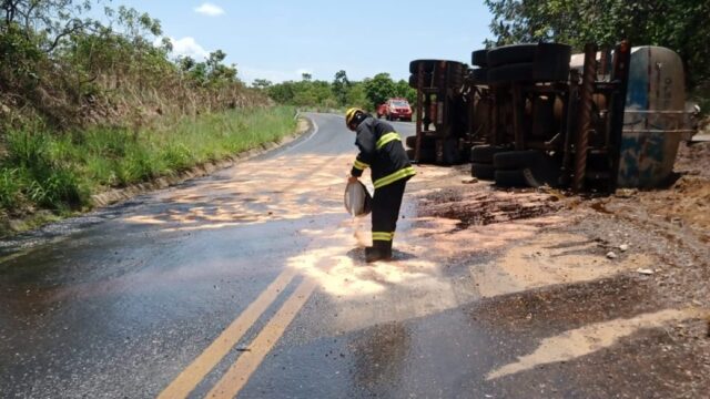 Tombamento de carreta na GO-213 derrama cerca de 30 mil litros de óleo vegetal, em Ipameri
