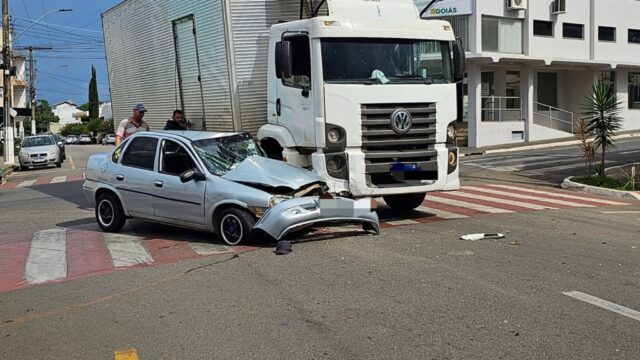 Grave acidente de trânsito no Centro de Catalão deixa duas pessoas feridas