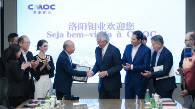 Em missão oficial na China, Caiado visita mineradora com investimentos no estado