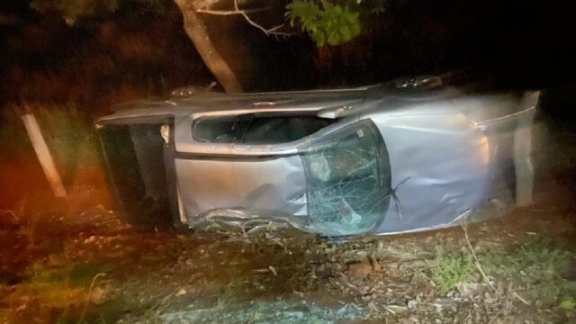 Capotamento na GO-330 deixa duas pessoas feridas em Três Ranchos