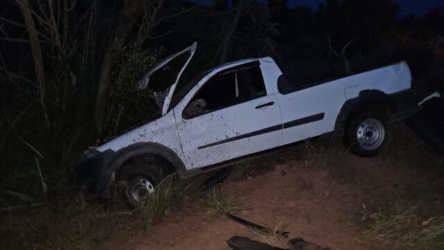 Mulher fica ferida após carro sair da pista e capotar na GO-210, em Catalão