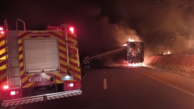 Carreta carregada de algodão pega fogo na BR-050, no município de Catalão