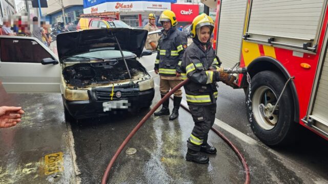 Carro pega fogo no centro de Catalão