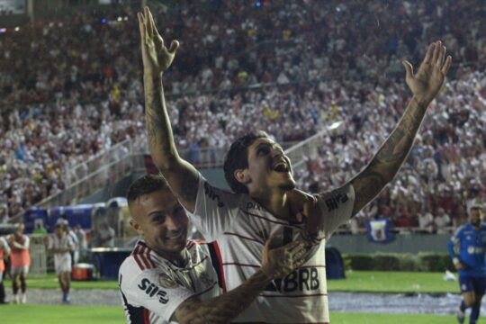 Flamengo goleia América por 3 a 0 em Uberlândia e assume vice-liderança do Brasileirão 2023, com cobertura do Zap Catalão