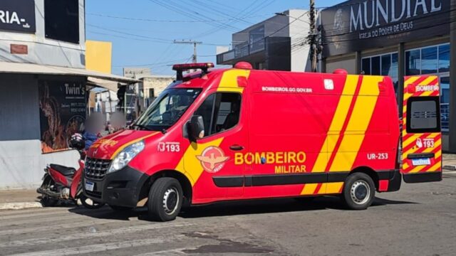 Acidente de trânsito em Catalão deixa jovem ferida após colisão entre carro e moto