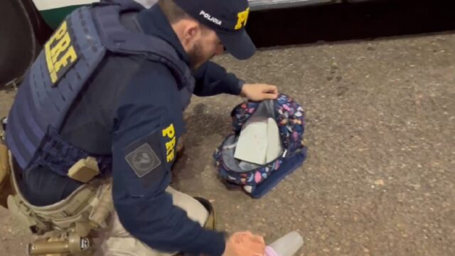 Mulher é presa transportando droga na mochila da filha de três anos, em Porangatu