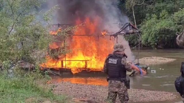 BPMAmbiental  destrói balsa de garimpo clandestino em Santa Cruz de Goiás