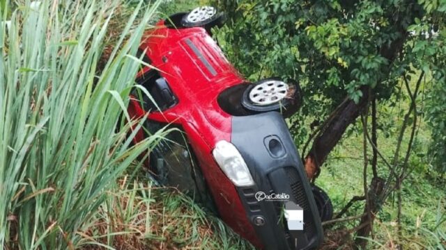 Acidente na GO-020: Veículo sai da pista e capota durante chuva intensa em Palmelo