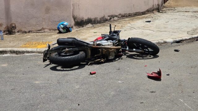 Acidente de trânsito: Motociclista fica ferido ao realizar ultrapassagem em cruzamento de ruas do Bairro Mãe de Deus, em Catalão