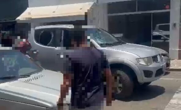 Violência no trânsito: Vídeos mostram briga entre motociclista e condutor de caminhonete no Centro de Catalão