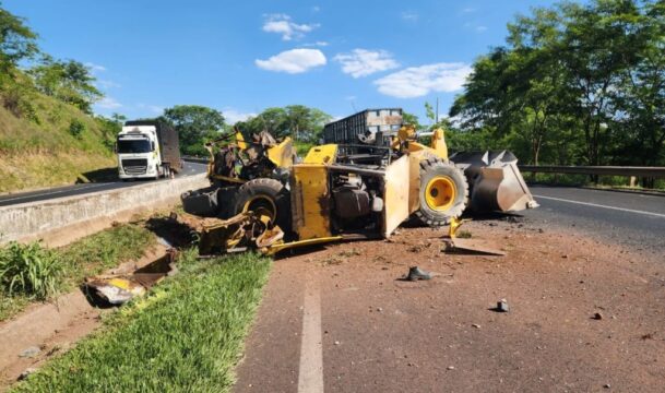 Carreta carregada com trator tomba na BR-050, entre Uberlândia e Araguari; motorista ficou ferido