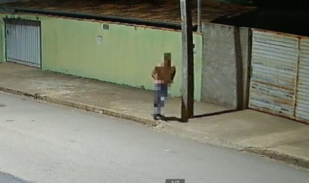 VÍDEO: Câmeras de monitoramento mostram momento em que homem joga cão contra cerca elétrica em residência no Bairro Santa Cruz, em Catalão