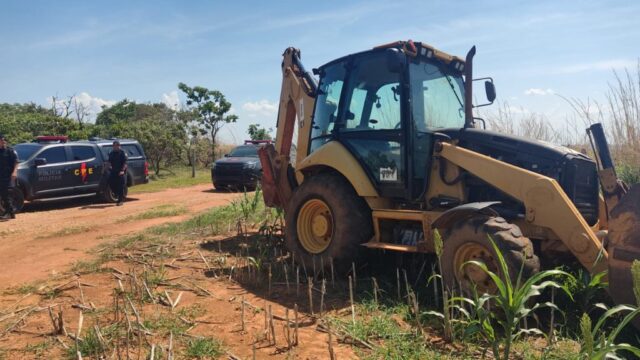 Em Ipameri, Companhia de Policiamento Especializado (CPE) prende dois suspeitos de terem furtado uma retroescavadeira em Paracatu/MG
