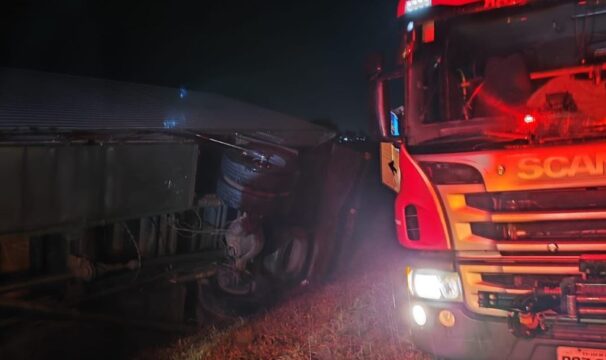 Fatalidade: Tombamento de caminhão baú deixa homem de 40 anos morto, na GO-040, em Luziânia