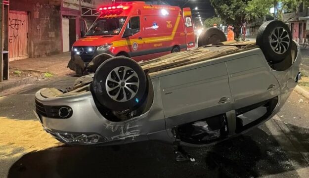 Uberlândia: Carro bate em árvore, capota e fica com as rodas para cima